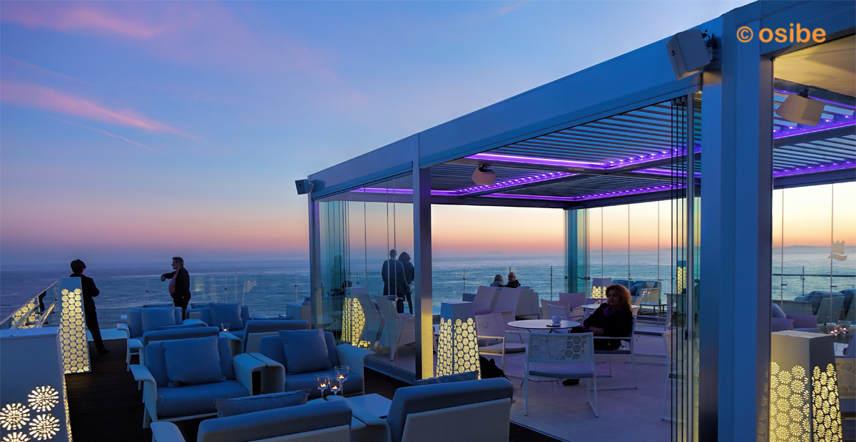 Atardecer en el RoofTop Bar Belvue del Hotel el Fuerte Miramar de Marbella, desde la terraza con unas vistas unicas de Marbella