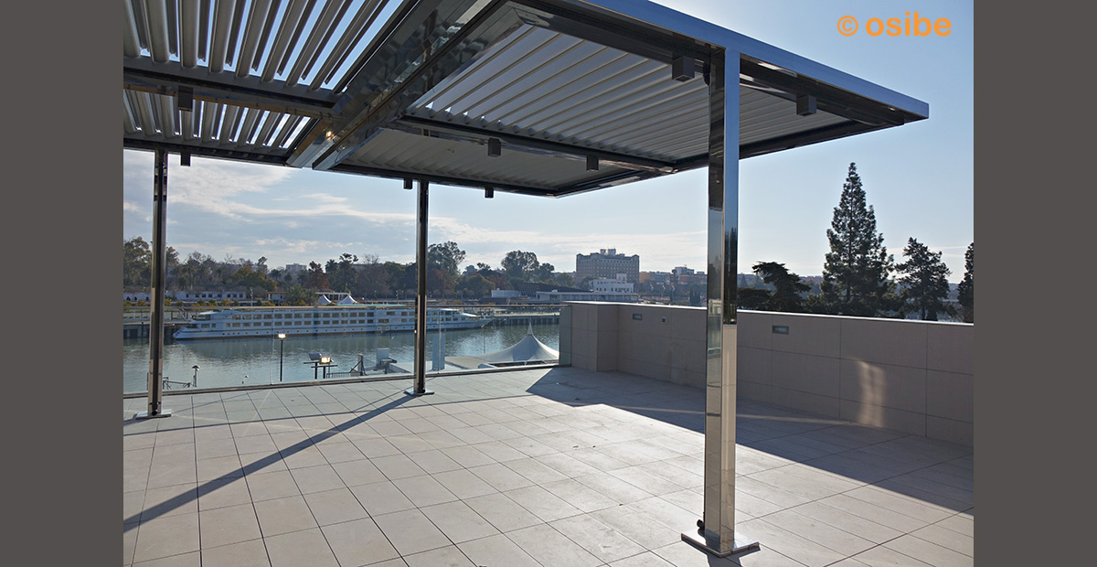 Vista del Guagalquivir desde Pergola de Aluminio Bioclimatica Osibe instalada en Terraza Bar de las nuevas instalaciones del Circulo Mercantil  de Sevilla