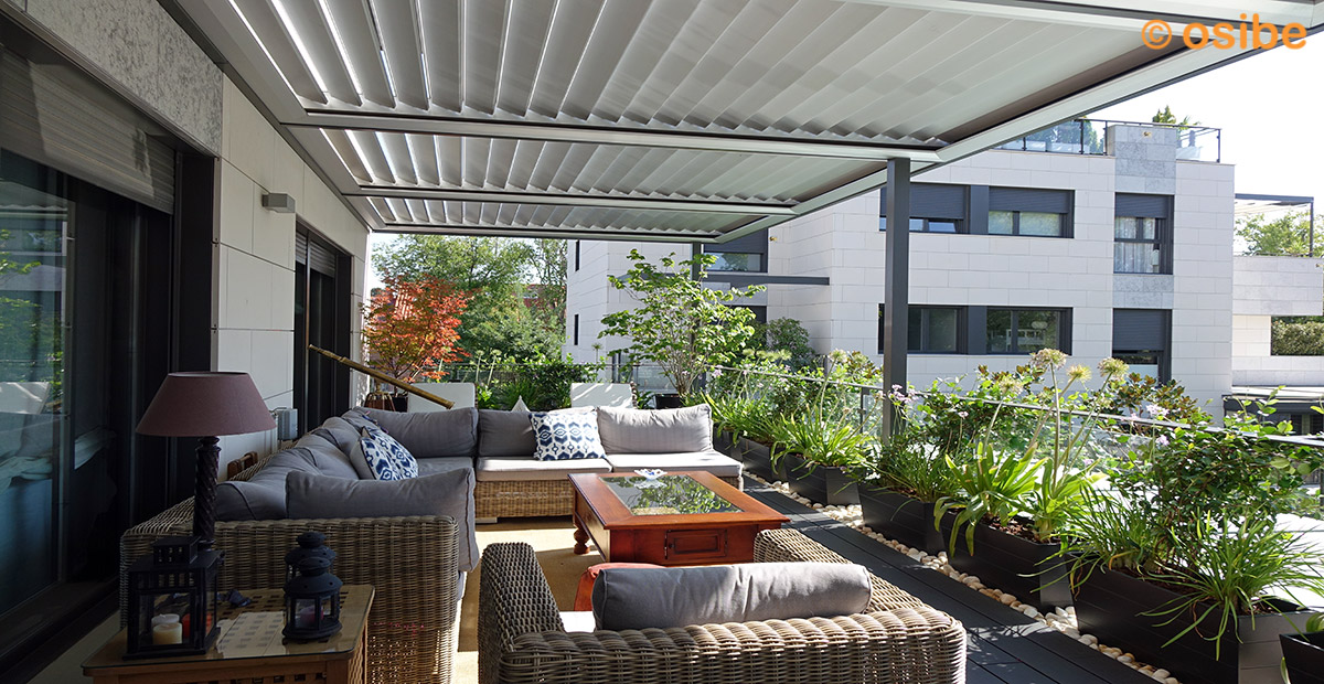 Muebles exteriores protegidos del sol y la lluvia por pergola bioclimatica