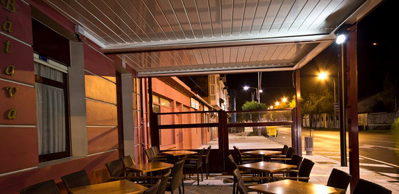 terraza de cafeteris protegida por pergola de lamas orientables
