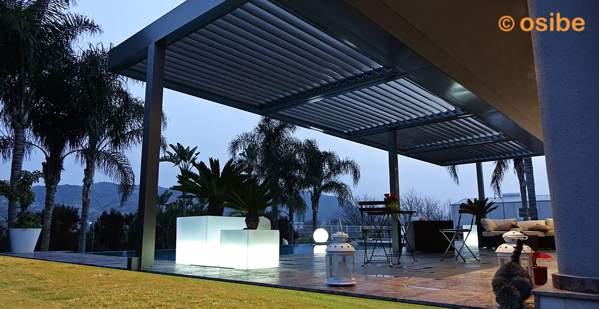 Ambiente Moderno creado con pergola de Lamas Biclimaticas