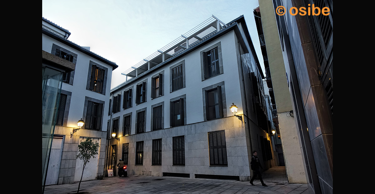 Terraza Atico Orientacion Sur Protegida por Pergola de Lamas Bioclimaticas en Granada