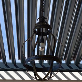 Lampara de estilo suspendida de estructura pergola de lamas de aluminio
