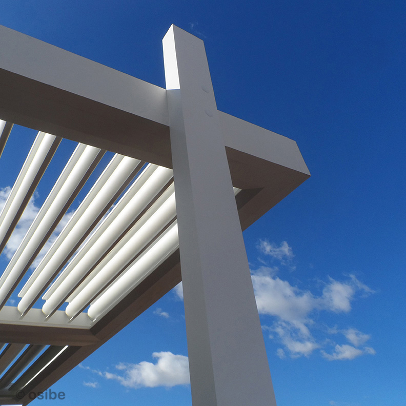 pergola de lamas fijada a pilar lateral